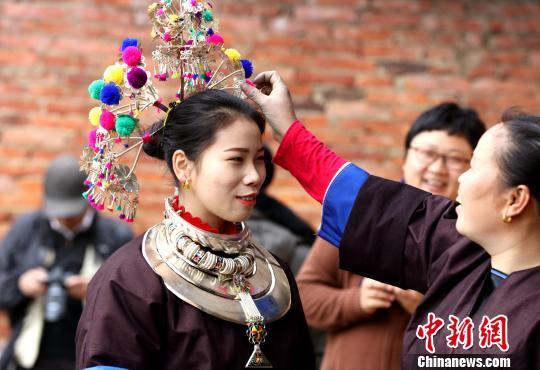 侗族姑娘在打扮准备送新娘回门。 吴练勋 摄